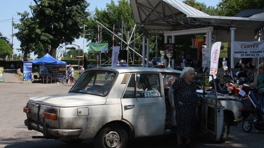 Tłoczno od starych aut