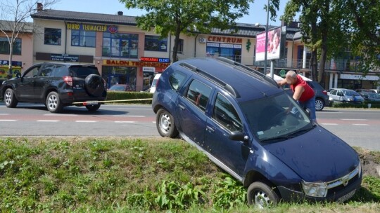 Terenówka zsunęła się do rowu