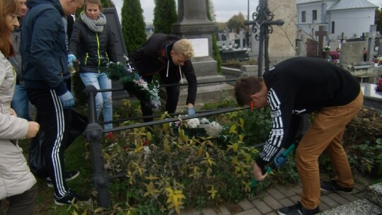 Ekonomiści zadbali o groby