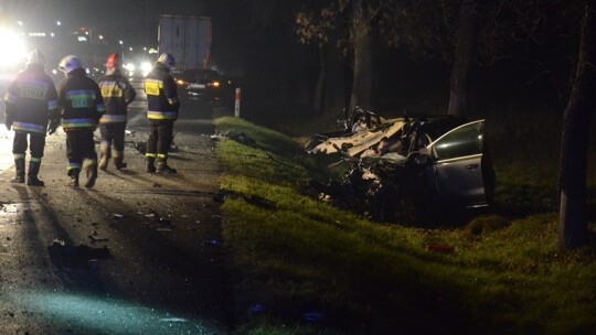 Volkswagen wjechał prosto pod tira