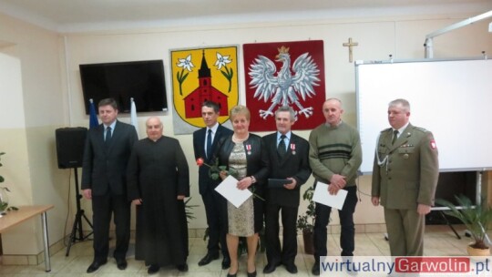 Rodzice żołnierzy odznaczeni wojskowymi medalami