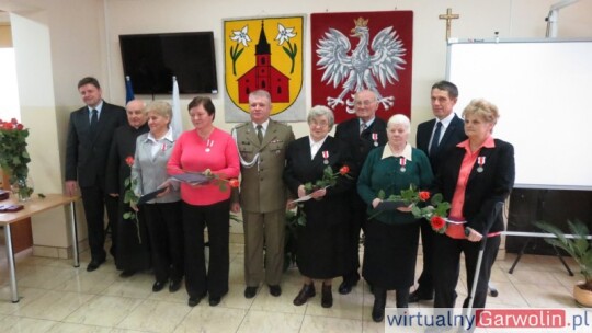 Rodzice żołnierzy odznaczeni wojskowymi medalami