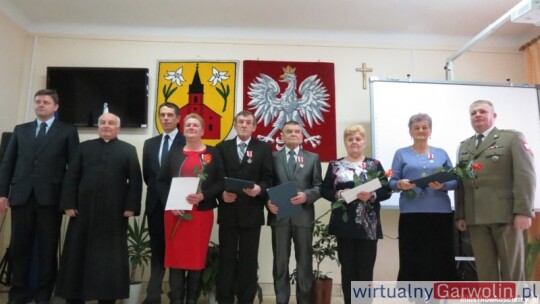 Rodzice żołnierzy odznaczeni wojskowymi medalami