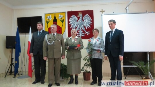 Rodzice żołnierzy odznaczeni wojskowymi medalami