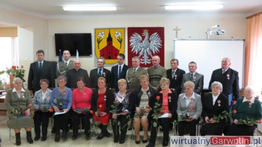 Rodzice żołnierzy odznaczeni wojskowymi medalami