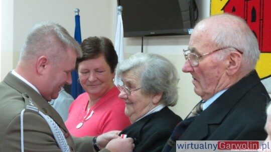 Rodzice żołnierzy odznaczeni wojskowymi medalami