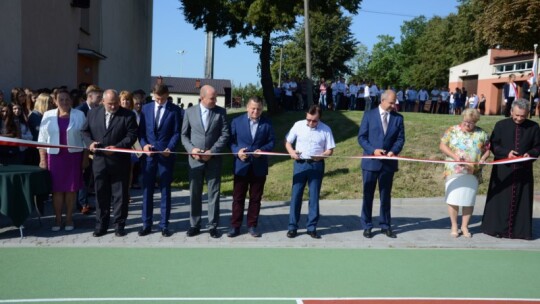 Nowy rok szkolny rozpoczęty. W Dwójce otwarto boisko