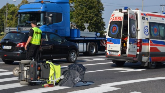 Kobieta na wózku pod kołami bmw