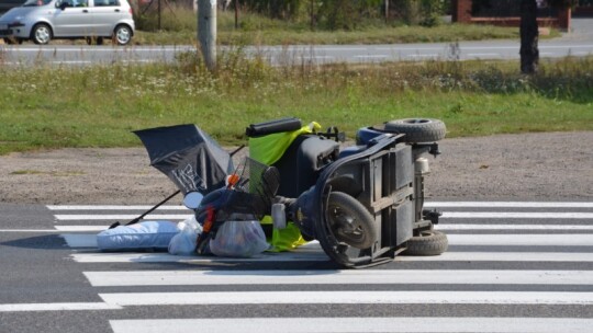 Kobieta na wózku pod kołami bmw