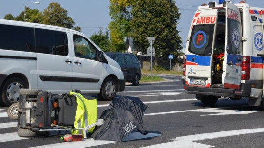 Kobieta na wózku pod kołami bmw