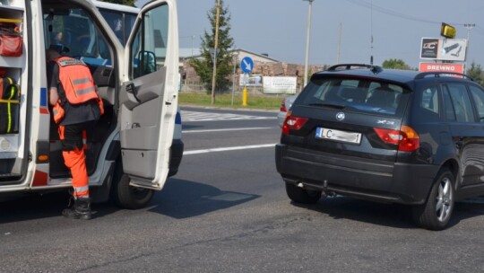 Kobieta na wózku pod kołami bmw