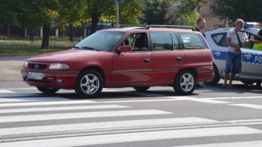 Kobieta na wózku pod kołami bmw