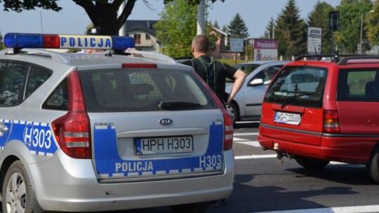 Kobieta na wózku pod kołami bmw