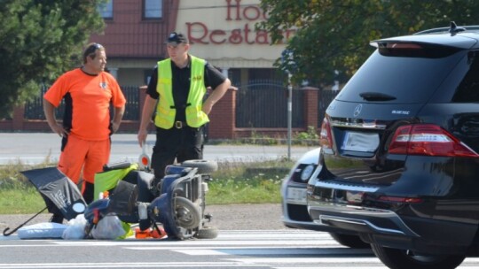 Kobieta na wózku pod kołami bmw