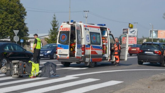 Kobieta na wózku pod kołami bmw