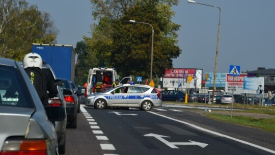 Kobieta na wózku pod kołami bmw