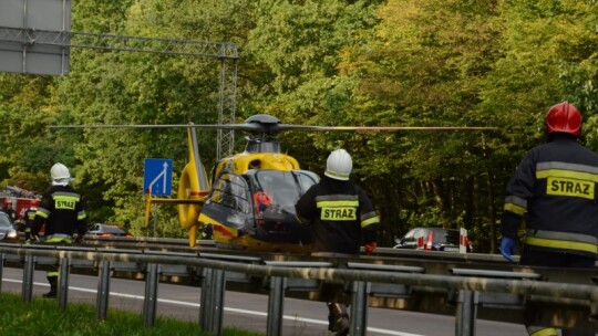 Motocyklista rozbił się o barierki. Śmigłowiec lądował na obwodnicy [video]