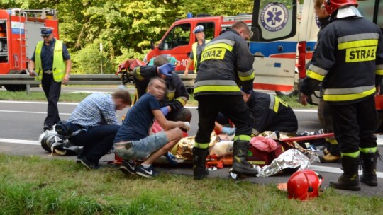 Motocyklista rozbił się o barierki. Śmigłowiec lądował na obwodnicy [video]