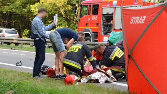 Motocyklista rozbił się o barierki. Śmigłowiec lądował na obwodnicy [video]