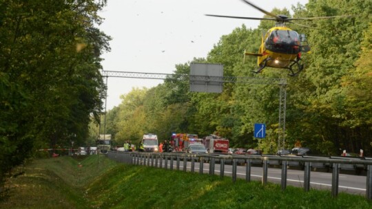 Motocyklista rozbił się o barierki. Śmigłowiec lądował na obwodnicy [video]