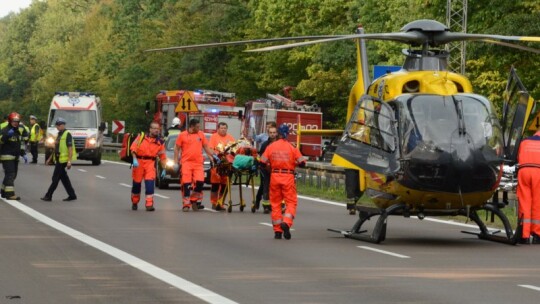 Motocyklista rozbił się o barierki. Śmigłowiec lądował na obwodnicy [video]