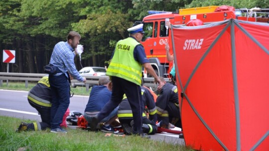 Motocyklista rozbił się o barierki. Śmigłowiec lądował na obwodnicy [video]