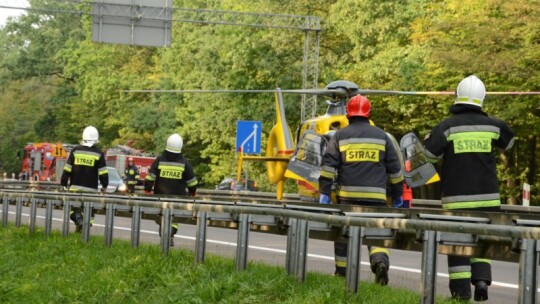 Motocyklista rozbił się o barierki. Śmigłowiec lądował na obwodnicy [video]