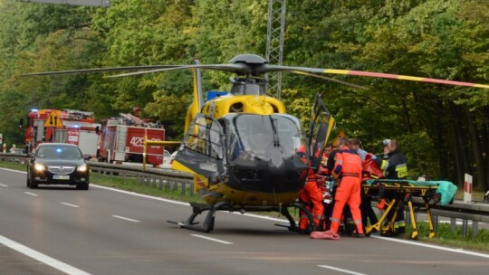 Motocyklista rozbił się o barierki. Śmigłowiec lądował na obwodnicy [video]