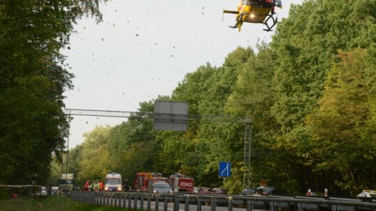 Motocyklista rozbił się o barierki. Śmigłowiec lądował na obwodnicy [video]