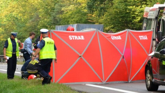 Motocyklista rozbił się o barierki. Śmigłowiec lądował na obwodnicy [video]