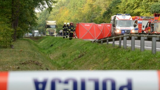 Motocyklista rozbił się o barierki. Śmigłowiec lądował na obwodnicy [video]