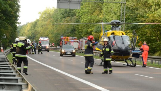 Motocyklista rozbił się o barierki. Śmigłowiec lądował na obwodnicy [video]