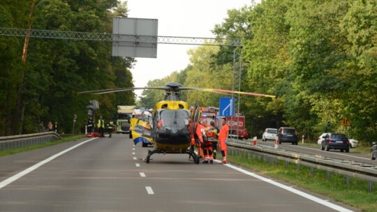 Motocyklista rozbił się o barierki. Śmigłowiec lądował na obwodnicy [video]