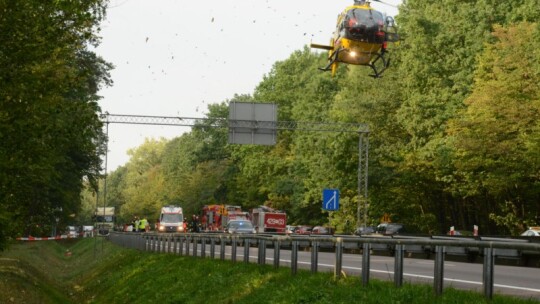 Motocyklista rozbił się o barierki. Śmigłowiec lądował na obwodnicy [video]