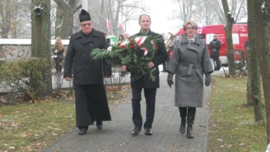 34-metrowa biało-czerwona flaga na ulicach Borowia