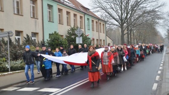 34-metrowa biało-czerwona flaga na ulicach Borowia