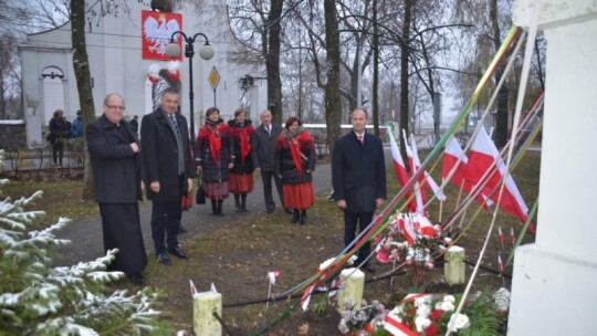 34-metrowa biało-czerwona flaga na ulicach Borowia