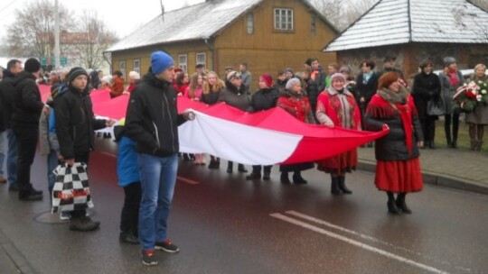 34-metrowa biało-czerwona flaga na ulicach Borowia