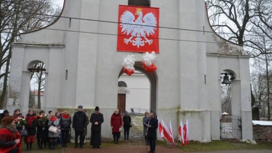 34-metrowa biało-czerwona flaga na ulicach Borowia