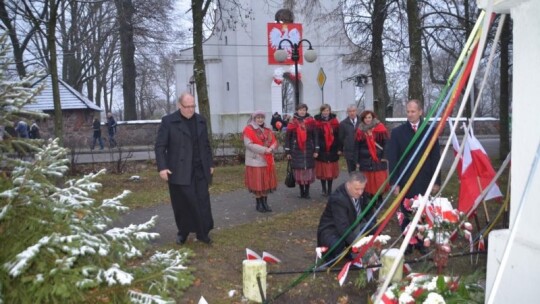 34-metrowa biało-czerwona flaga na ulicach Borowia