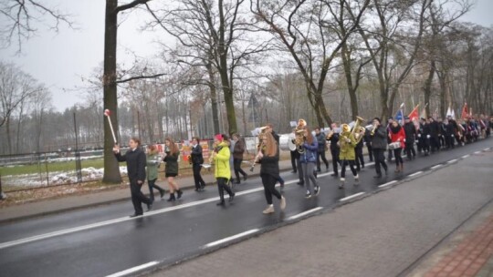 34-metrowa biało-czerwona flaga na ulicach Borowia