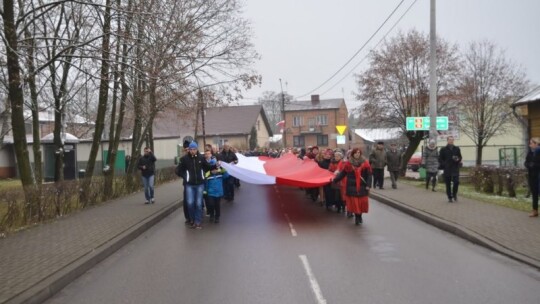 34-metrowa biało-czerwona flaga na ulicach Borowia