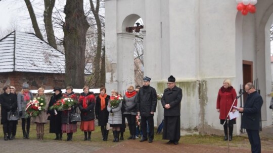 34-metrowa biało-czerwona flaga na ulicach Borowia