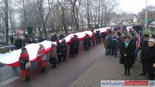 34-metrowa biało-czerwona flaga na ulicach Borowia