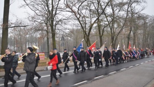 34-metrowa biało-czerwona flaga na ulicach Borowia