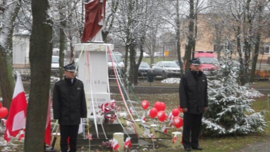 34-metrowa biało-czerwona flaga na ulicach Borowia