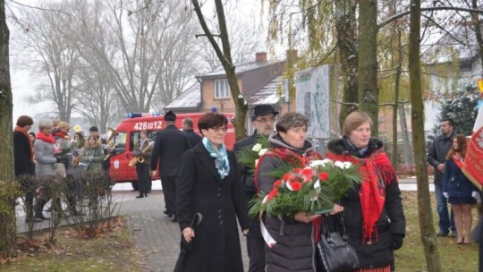 34-metrowa biało-czerwona flaga na ulicach Borowia