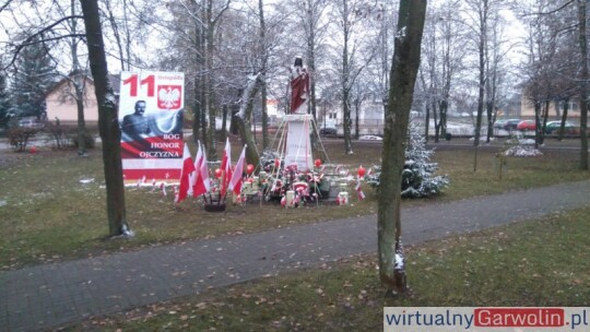 34-metrowa biało-czerwona flaga na ulicach Borowia