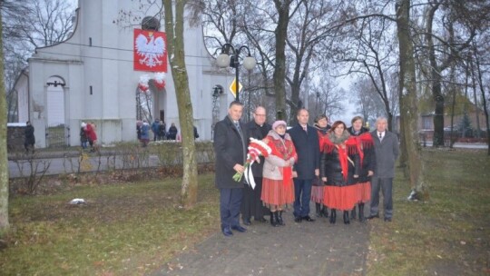 34-metrowa biało-czerwona flaga na ulicach Borowia