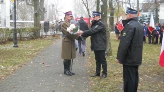 34-metrowa biało-czerwona flaga na ulicach Borowia